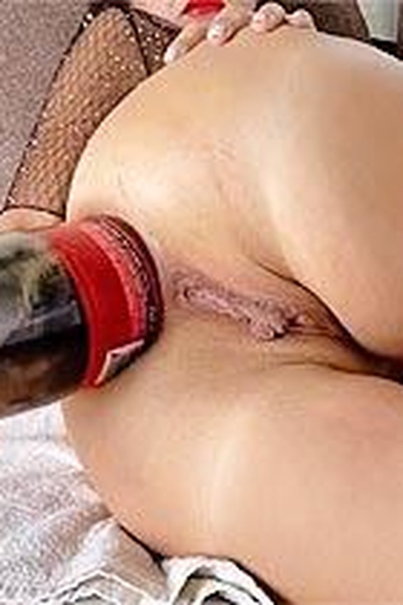 Nikolettas Anal Bottle Fuck - Screenshot 1 of 4 - Anal