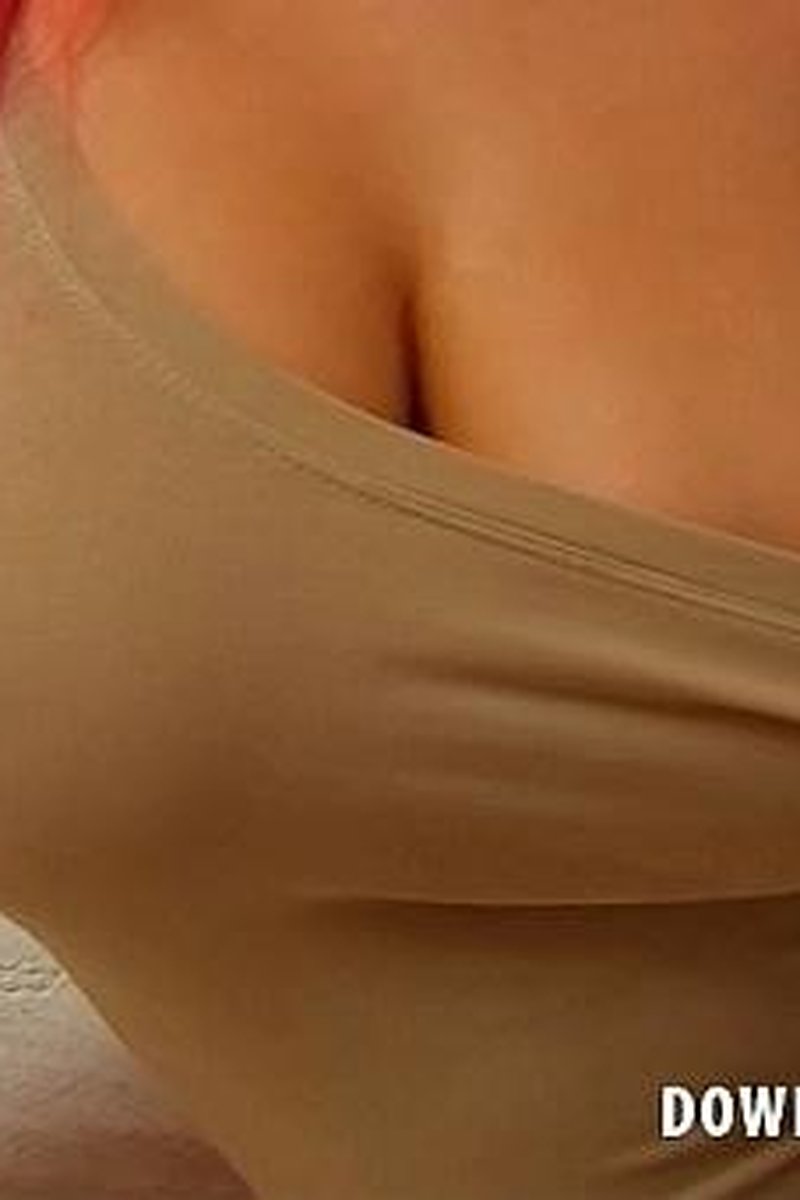 Elle P - Screenshot 1 of 4 - Downblouse