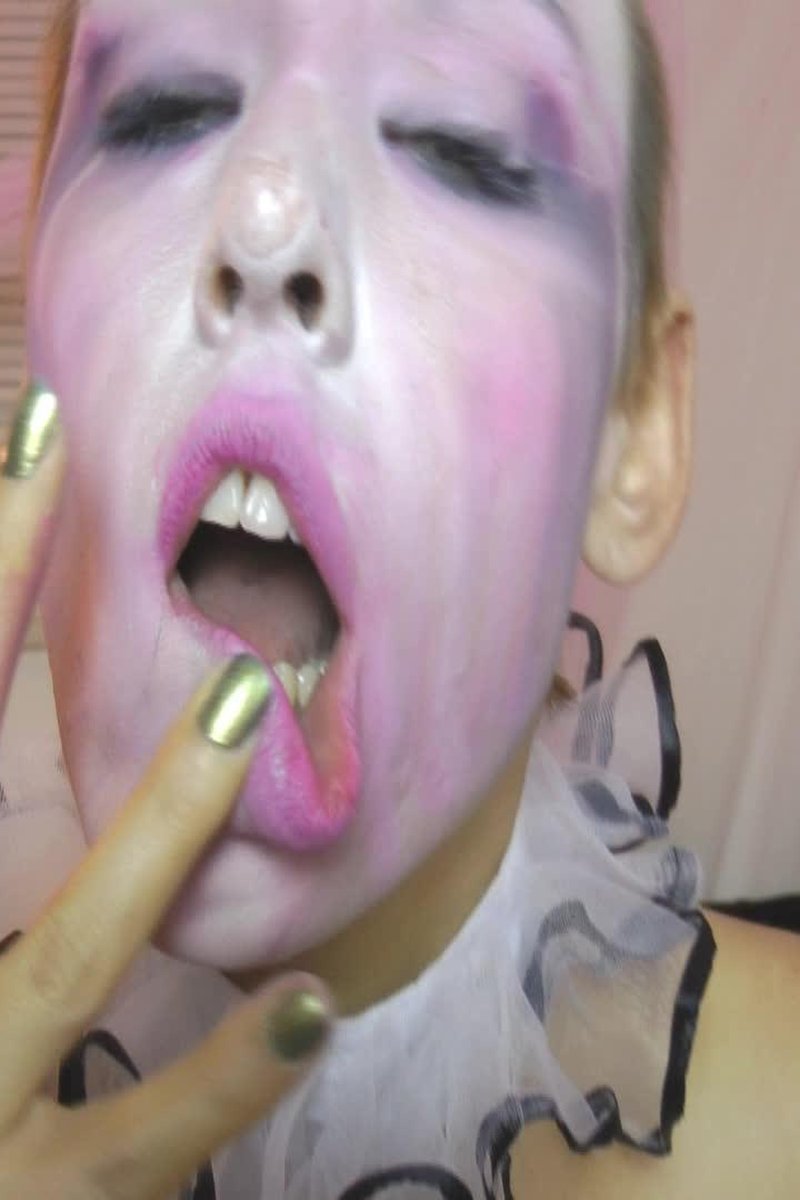 Makeup Smear - Screenshot 1 of 4 - Costume