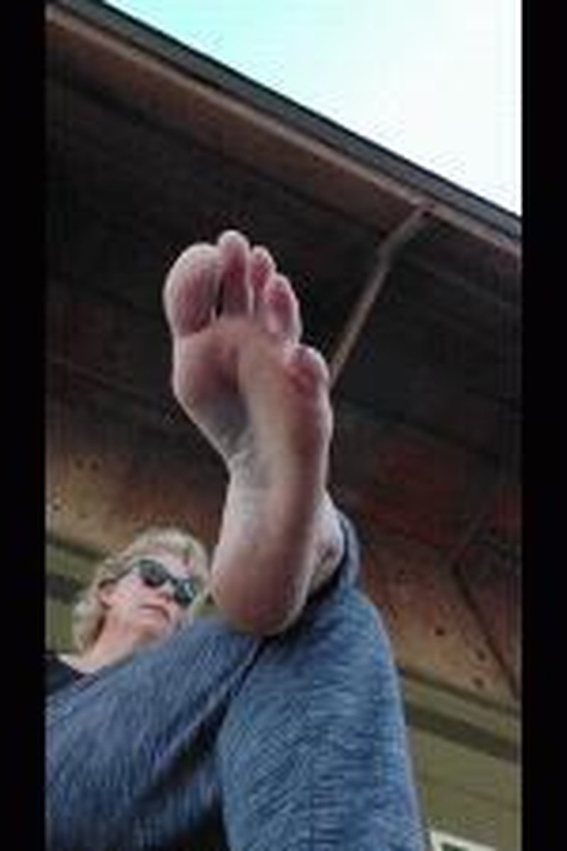 Foot Shake - Screenshot 1 of 4 - Foot Fetish