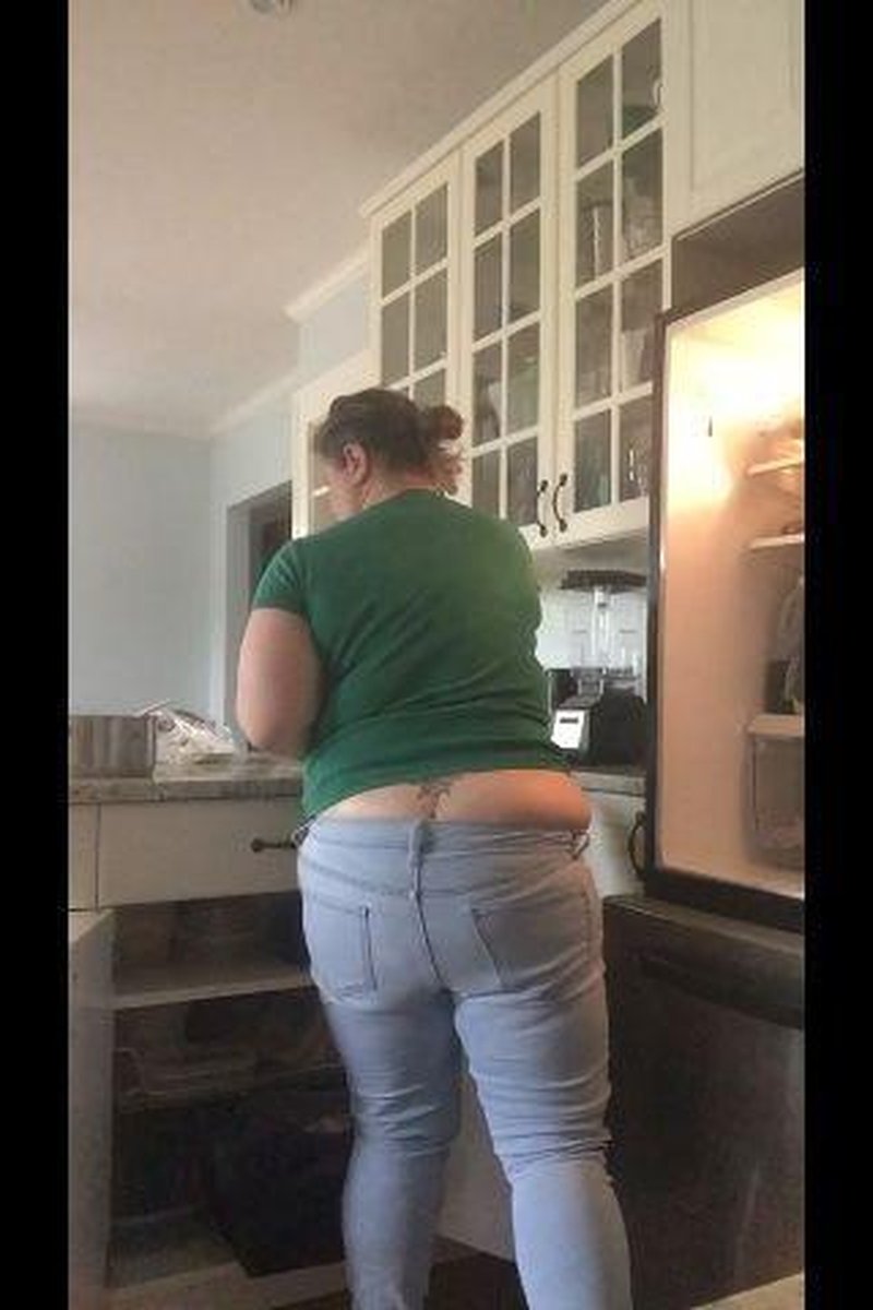 Donuts, Dancing, Jiggling Ass, Jumping - Screenshot 1 of 4 - Ass Fetish