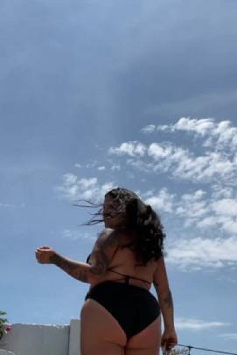Bikini Walking - Screenshot 1 of 4 - Beach