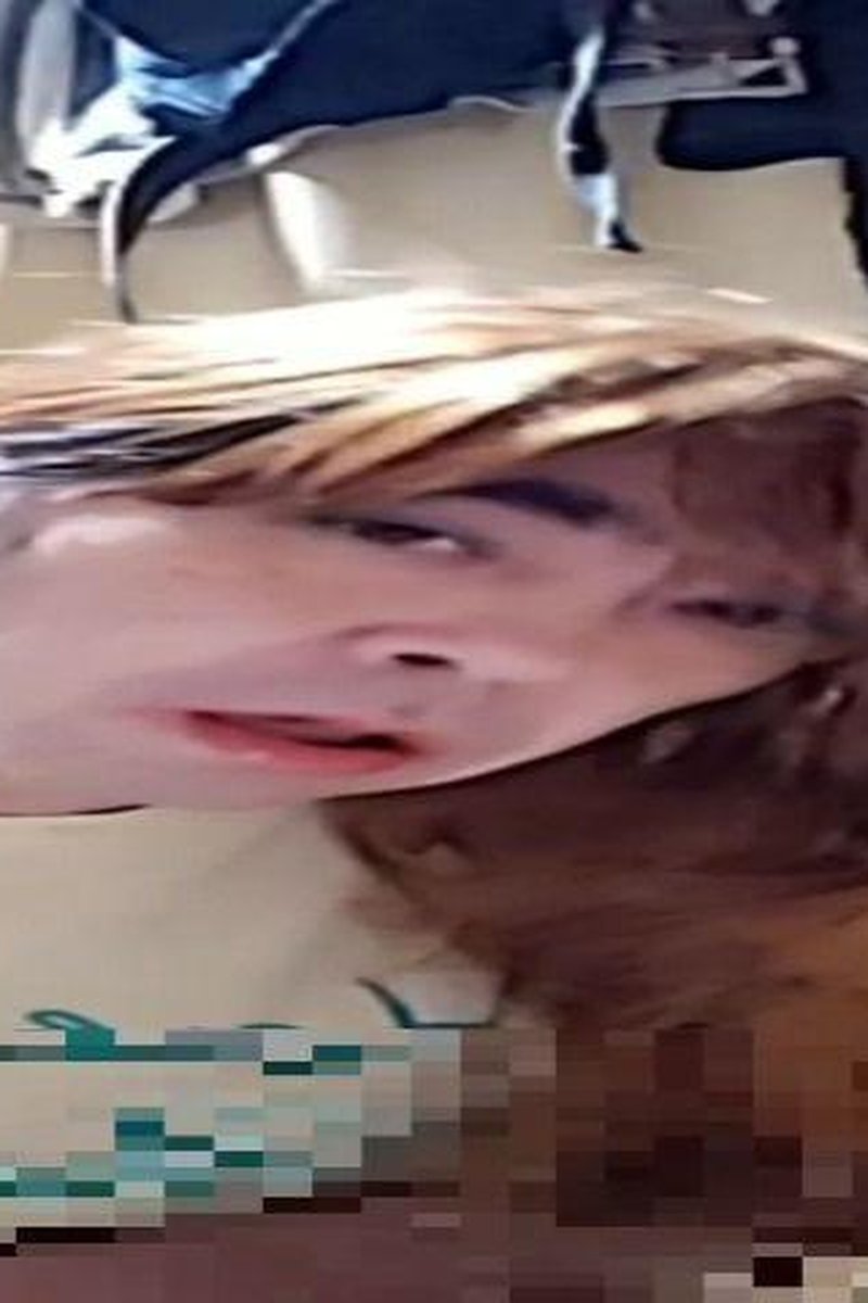 Ear Digging Cum - Screenshot 1 of 4 - Cross Dressing