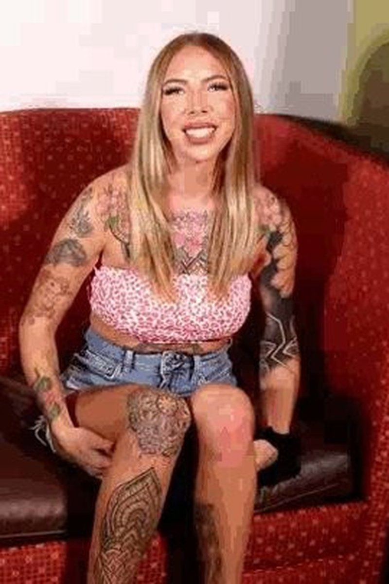 Cassidy Luxe's Big Feet! ( ) - Screenshot 1 of 4 - Blond Hair