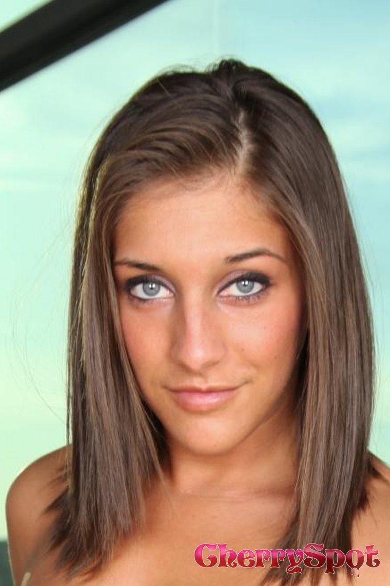 Mischa Brooks Solo - Screenshot 1 of 4 - Masturbation