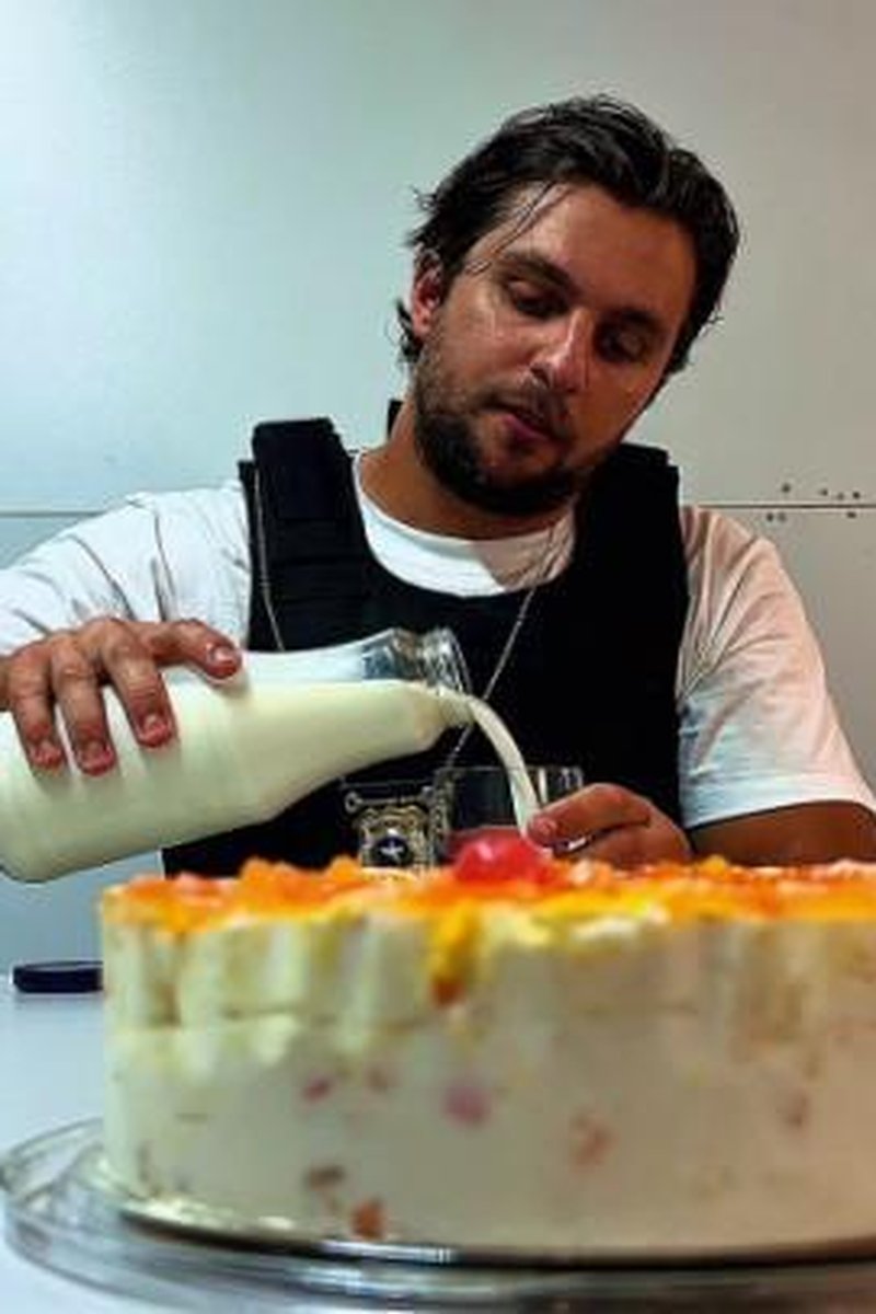 Interrogation Room Cake - Screenshot 1 of 4 - Cake