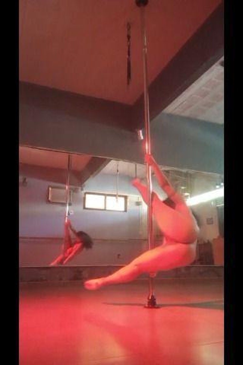 Poledancing Naked - Screenshot 1 of 4 - Nude