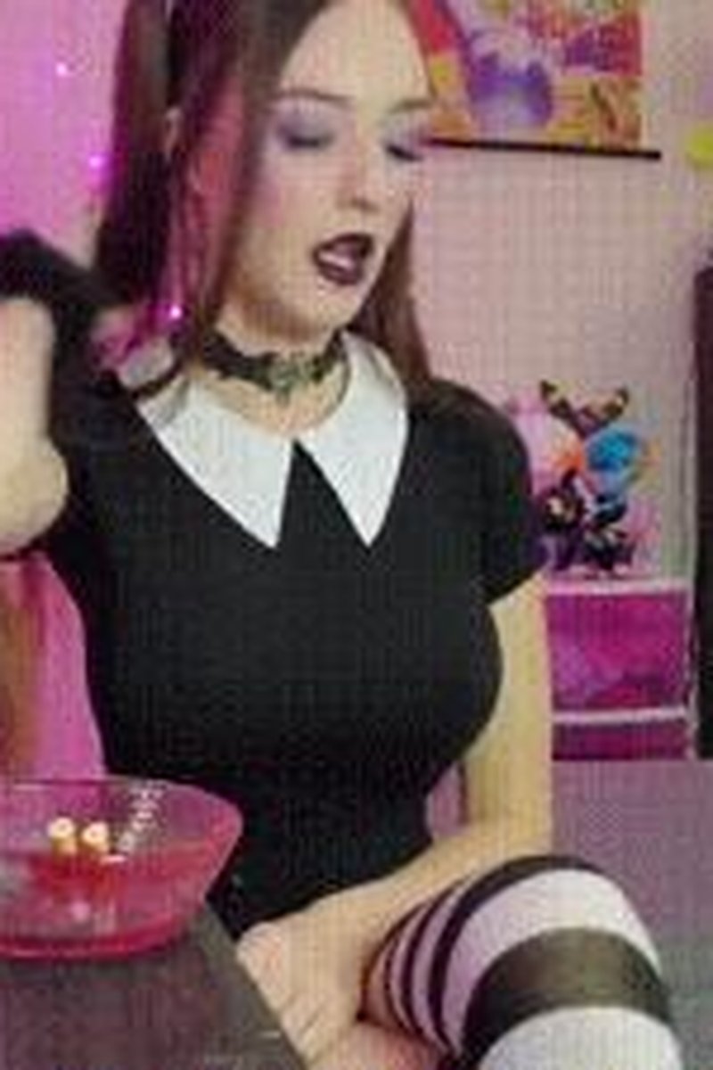 Cigarette Cravings - Screenshot 1 of 4 - Brown Hair