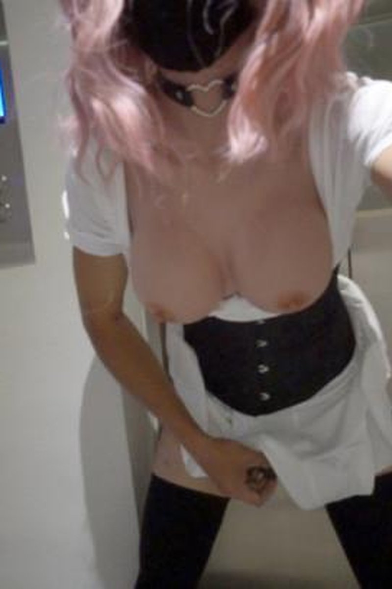 The Elevator Game - Screenshot 1 of 4 - Cross Dressing