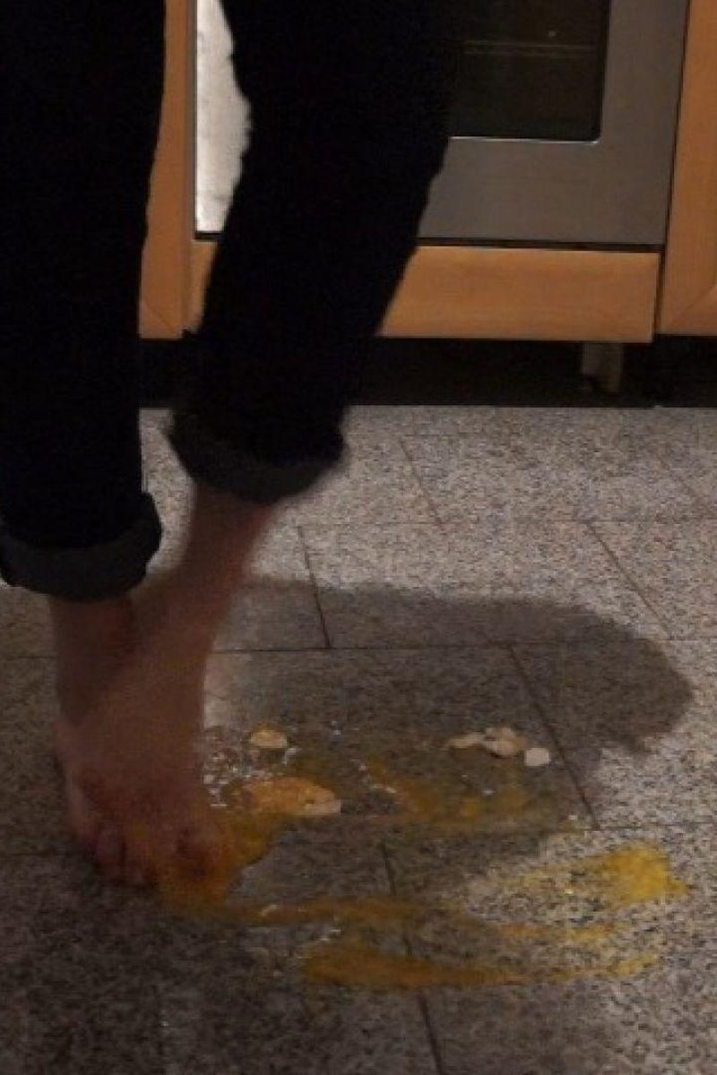 Trampling Eggs - Screenshot 1 of 4 - European