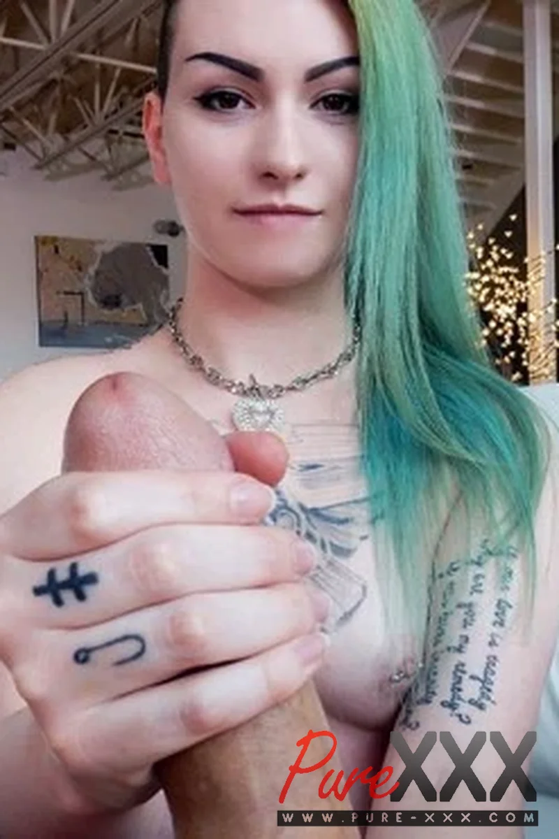 Alt Stunner Paige Pierce Rewards Her Man - Screenshot 1 of 4 - Amateur