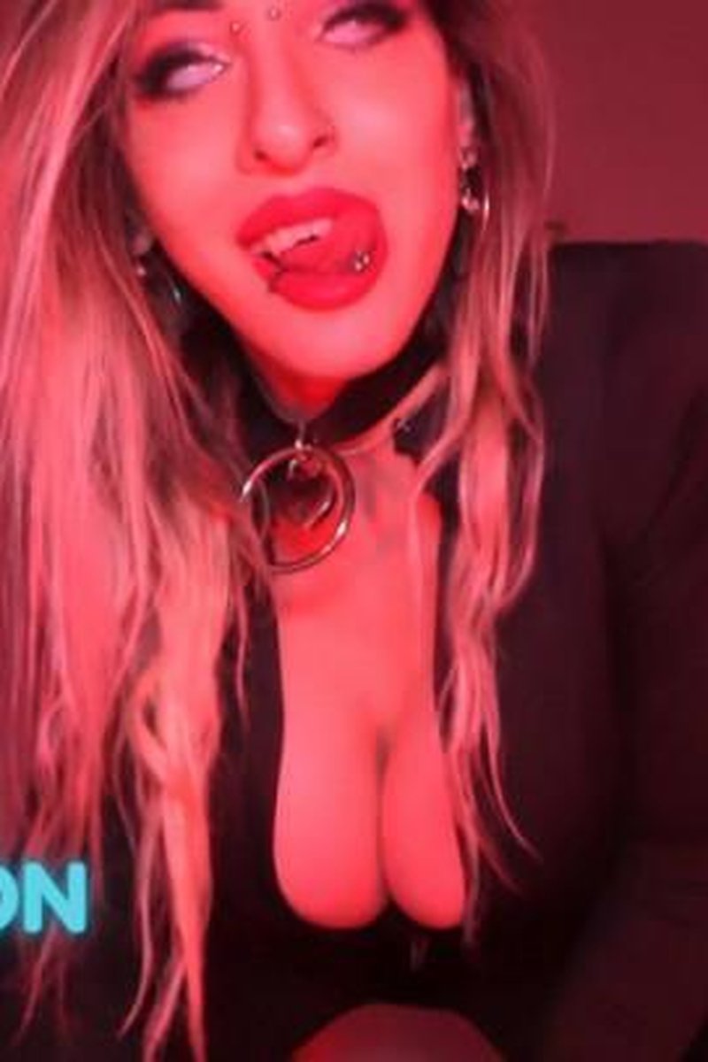 Alive - Screenshot 1 of 4 - Blonde Hair (Female)