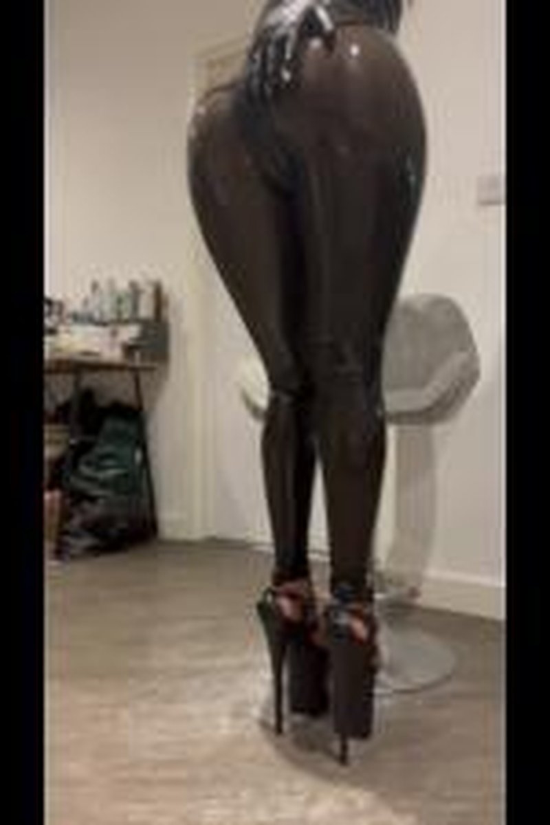 Latex Ass Worship - Screenshot 1 of 4 - Ass Worship
