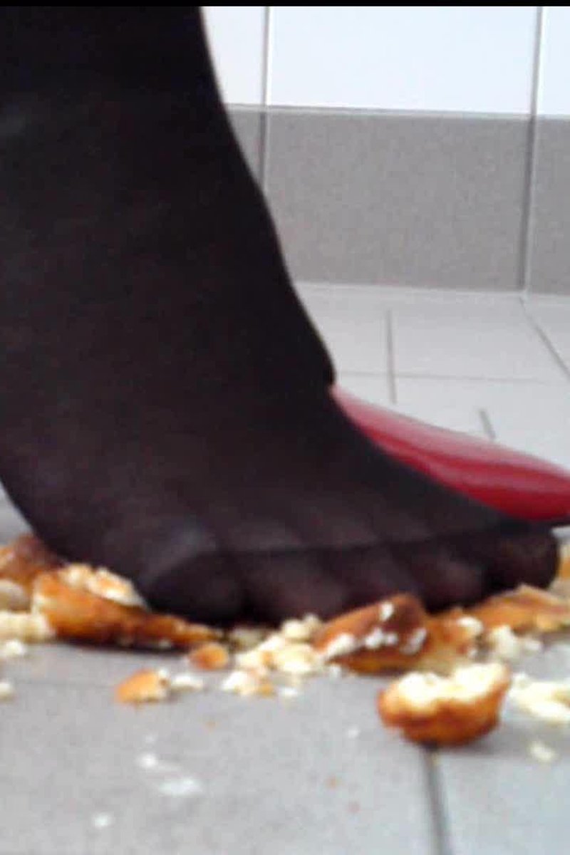 Trampling: The Croquettes - Screenshot 1 of 4 - Foot Fetish