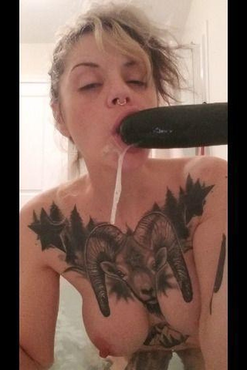 Deep Throat Training - Screenshot 1 of 4 - Bathroom