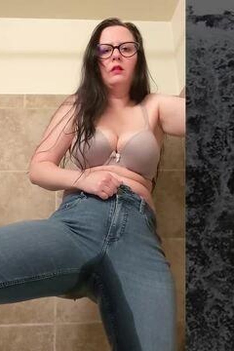 Wetting My Pants - Screenshot 1 of 4 - Amateur