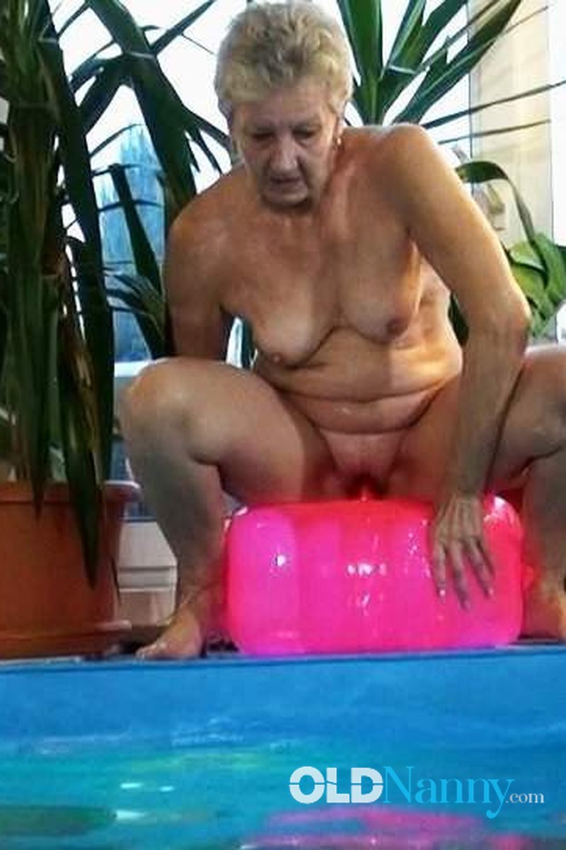 Swimming Session - Screenshot 1 of 4 - Blowjob