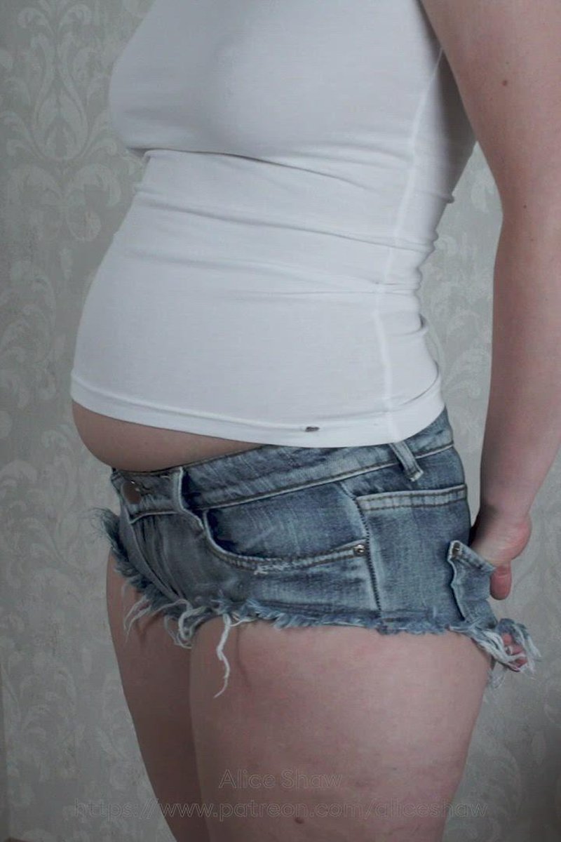 Short Shorts Again - Screenshot 1 of 4 - Belly Sounds