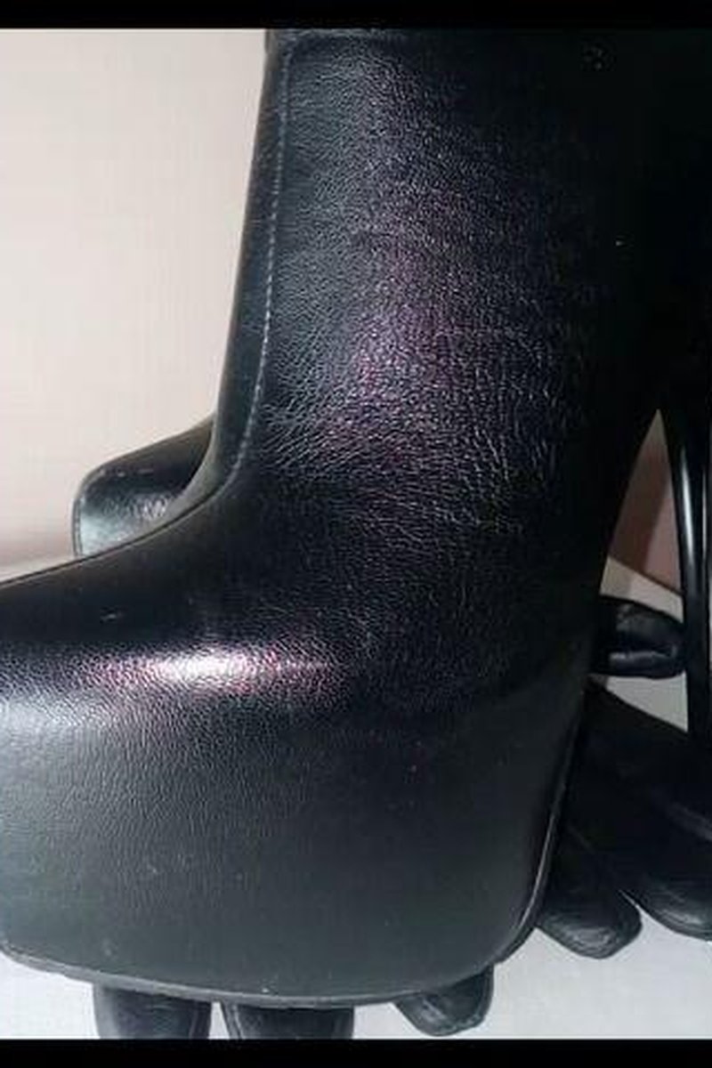 Trampled Leather Gloves - Screenshot 1 of 4 - Boots