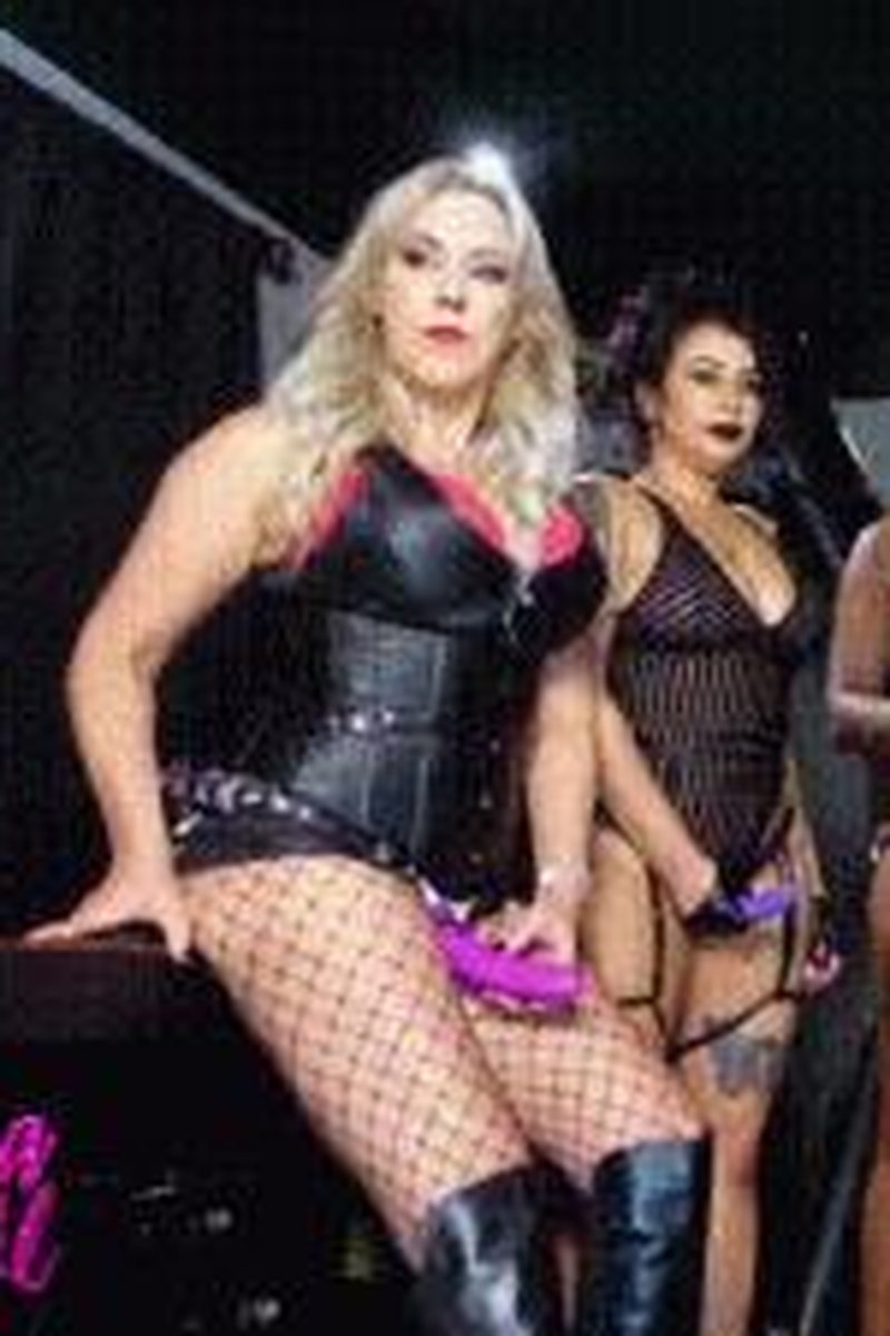 Lip Service - Screenshot 1 of 4 - Domination