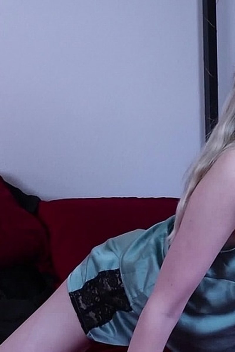 Lexis Bed - Screenshot 1 of 4 - Blond Hair