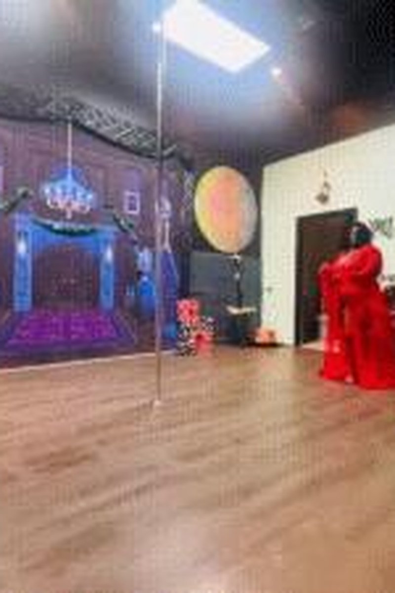 Lady In Red - Screenshot 1 of 4 - BBW