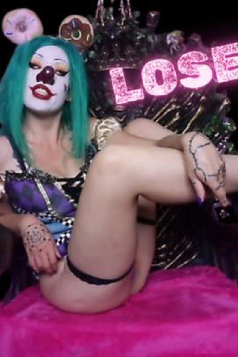 Freak Loser - Screenshot 1 of 4 - Bitch