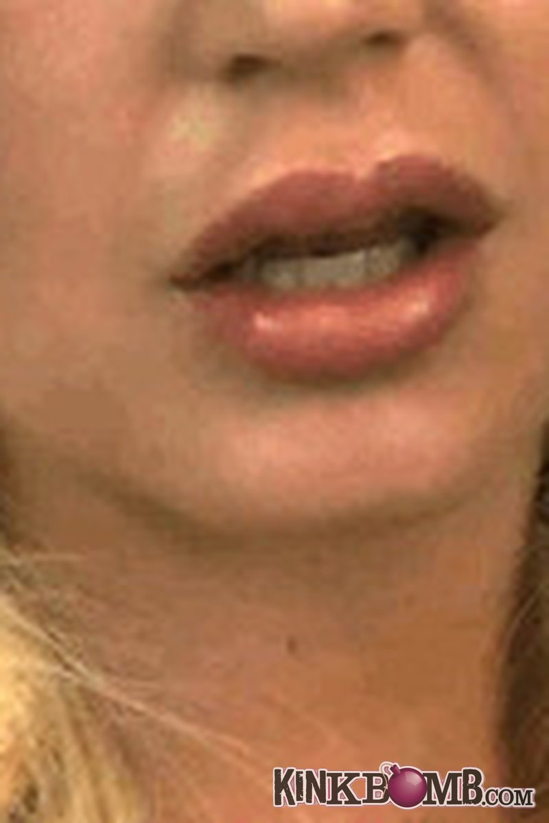 Lyne Financial Dominatrix: Lip Fetish - Screenshot 1 of 4 - Makeup