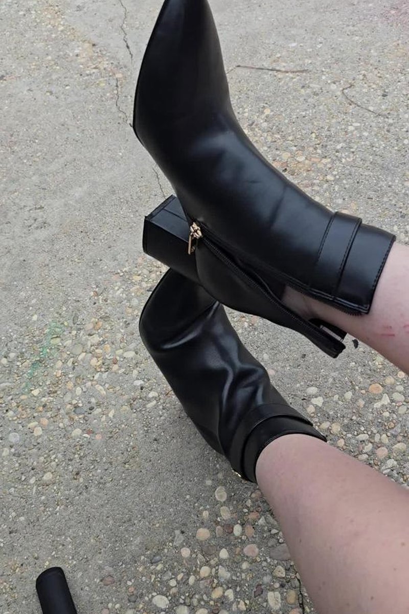 Black Boots - Screenshot 1 of 4 - Boots