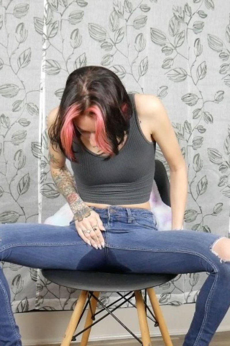 Accidental Wetting - Screenshot 1 of 4 - Golden Shower
