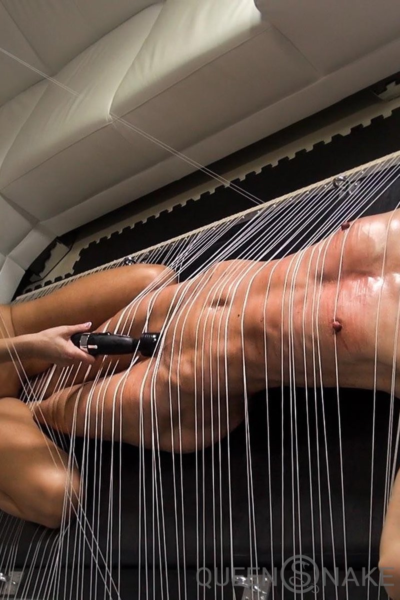 String Instrument - Screenshot 1 of 4 - Bondage