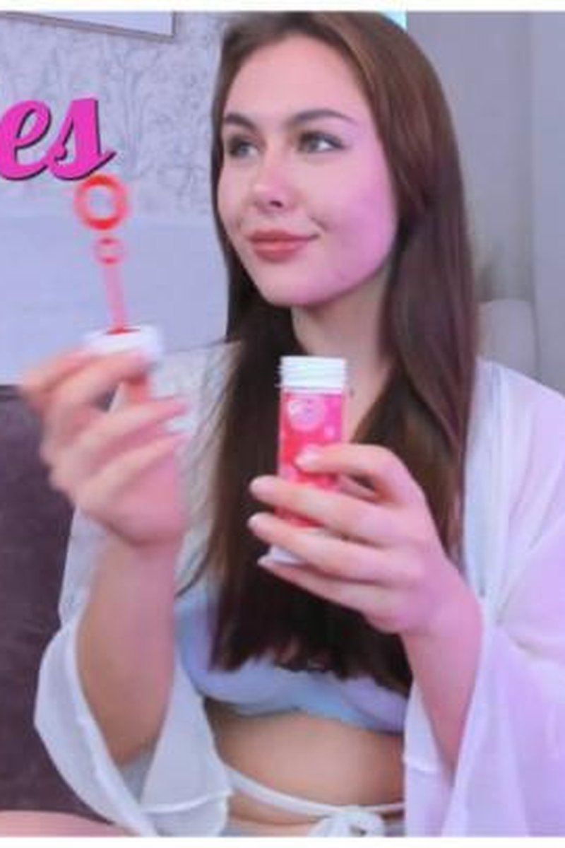 Bubbles Fun - Screenshot 1 of 4 - Blowjob