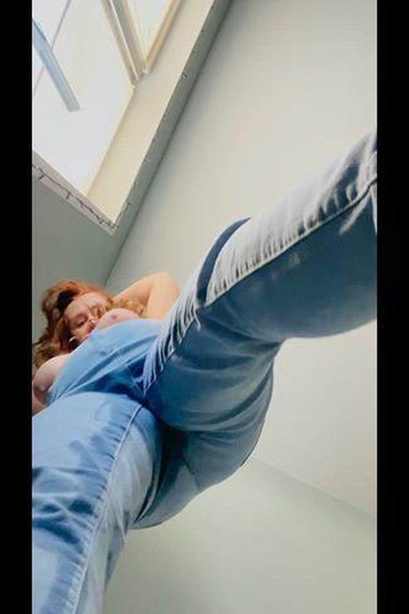 Wetting Jeans - Screenshot 1 of 4 - Vikki Georgian