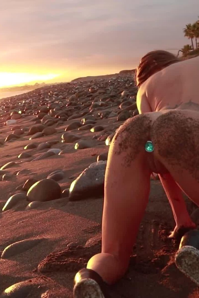 Beach Play - Screenshot 1 of 4 - Anal