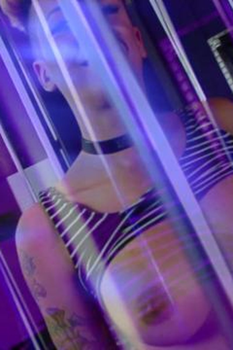 Caged Della - Screenshot 1 of 4 - Big Tits