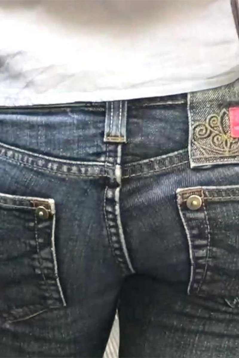 Hot Ass In Jeans At The Subway - Screenshot 1 of 4 - European