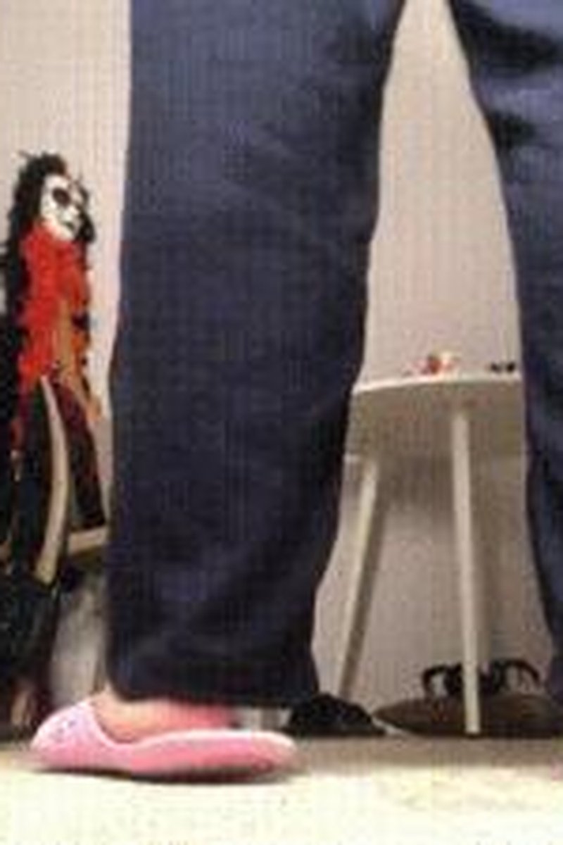 Slippers Dangle! - Screenshot 1 of 4 - Foot Fetish