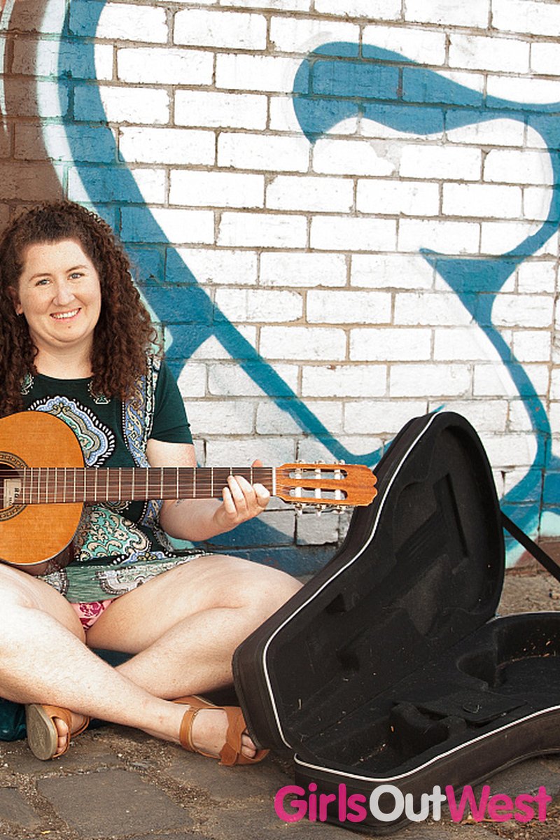 Haven - Busker Babe - Screenshot 1 of 4 - Freckles