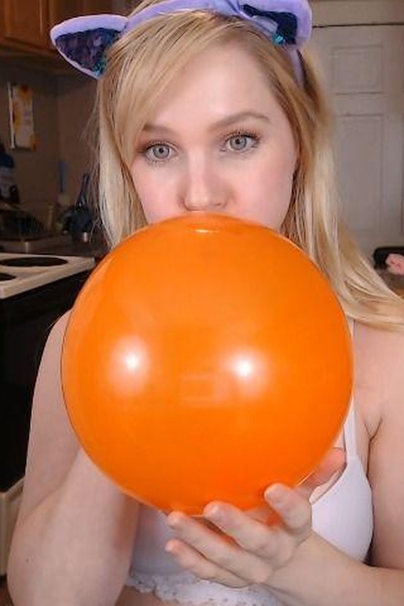Balloon Play - Screenshot 1 of 4 - Inflatable Blow Fetish