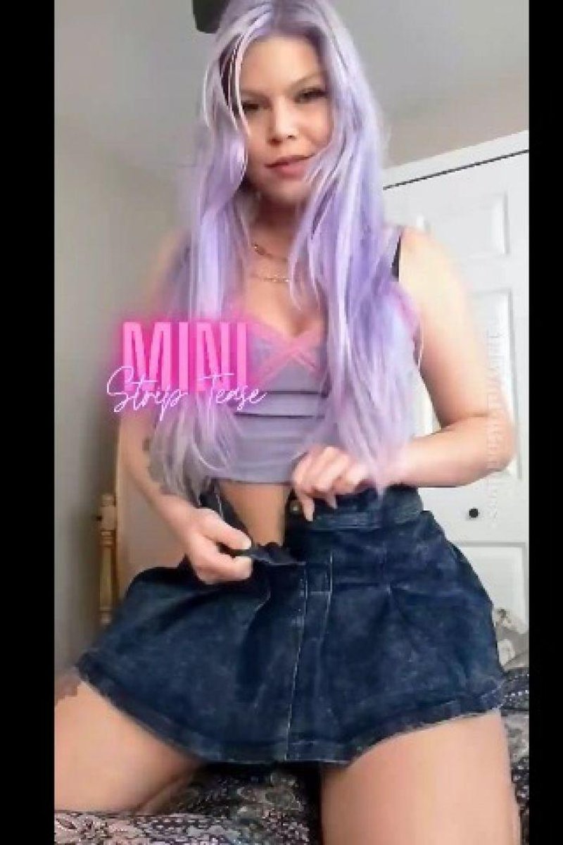 Mini Strip Tease - Screenshot 1 of 4 - Ass Worship
