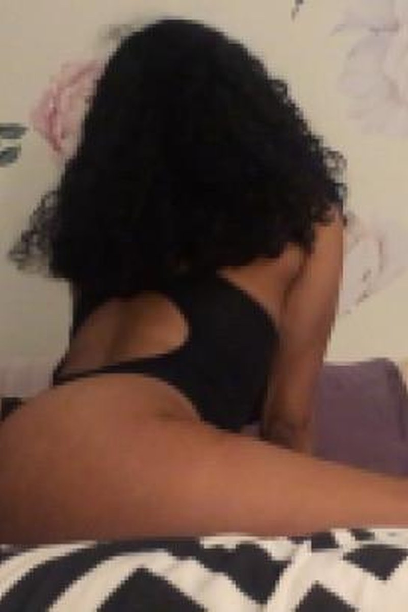 Booty Flexing - Screenshot 1 of 4 - Ass Fetish