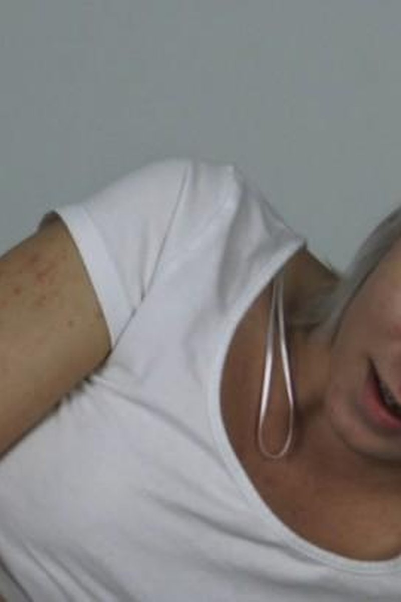 Olivia Gives Good Guy A HJ1080 Wmv - Screenshot 1 of 4 - Braces