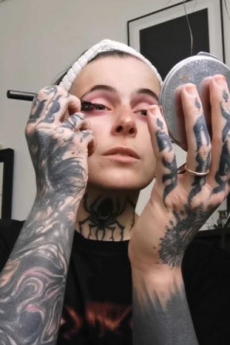 Doing My Makeup - Screenshot 1 of 4 - Babes