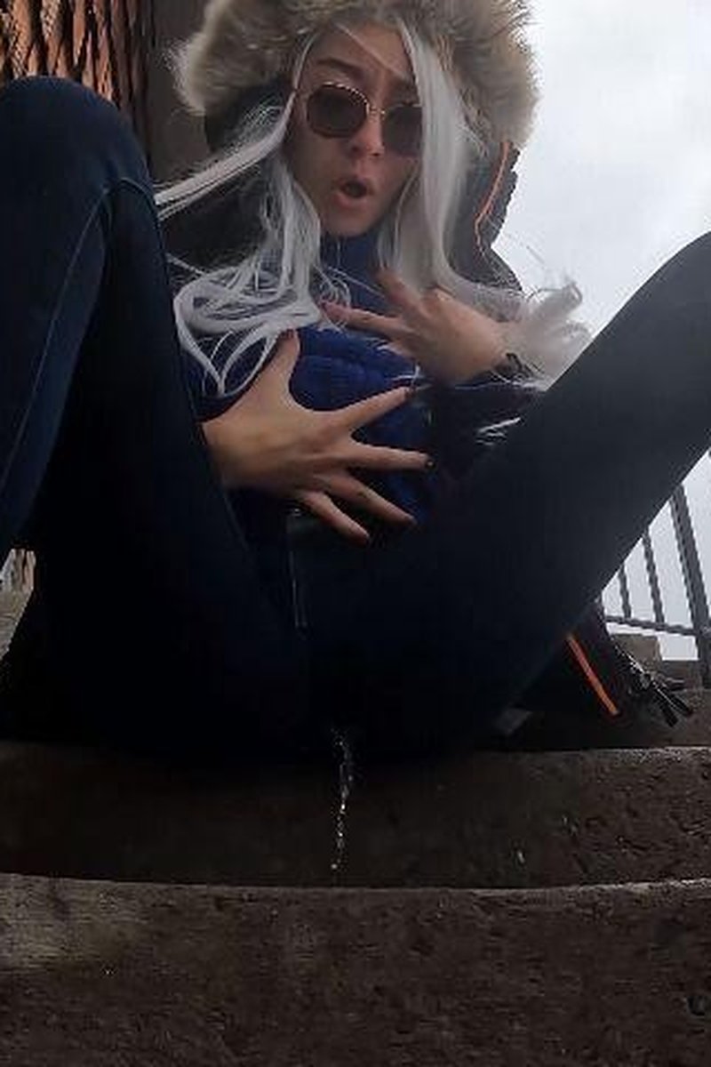 Pee Vlog & Pants Wetting - Screenshot 1 of 4 - Bloated Belly
