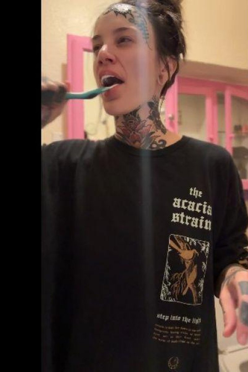 Quick Brush - Screenshot 1 of 4 - Clothed Sex