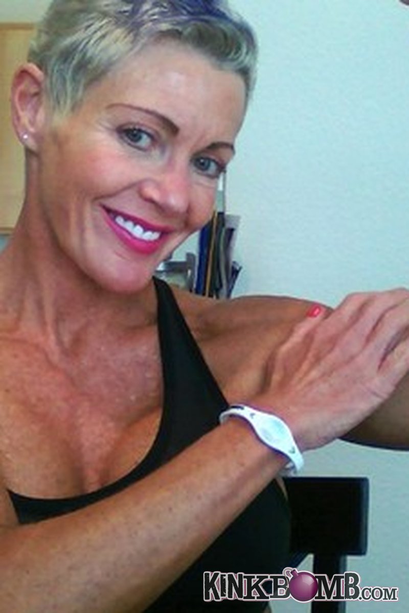 Musclegoddess: Bicep Massage with Oil - Screenshot 1 of 4 - Femdom