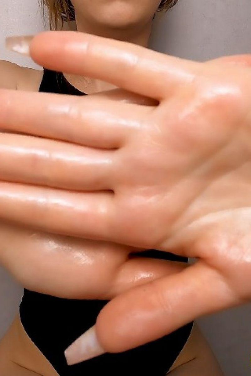 Hand Fetish - Screenshot 1 of 4 - Babes