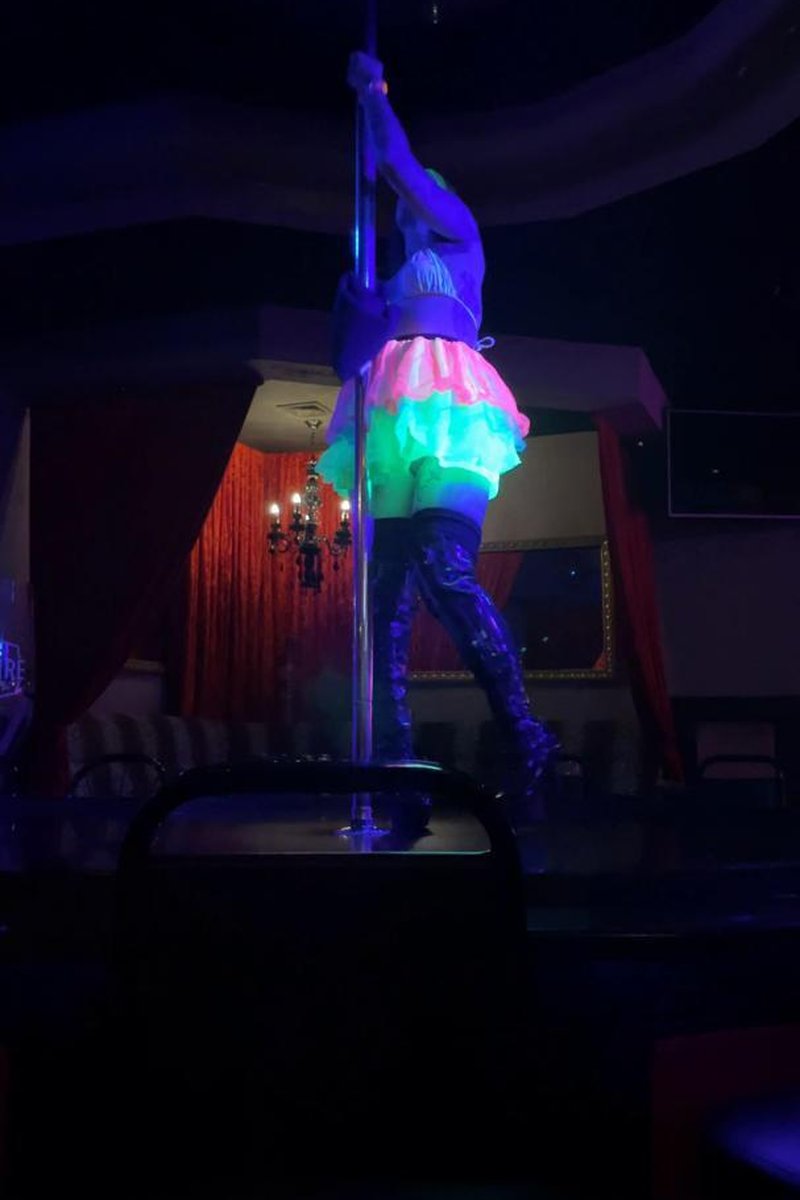 Pole Dancer V1 - Screenshot 1 of 4 - Poledancer