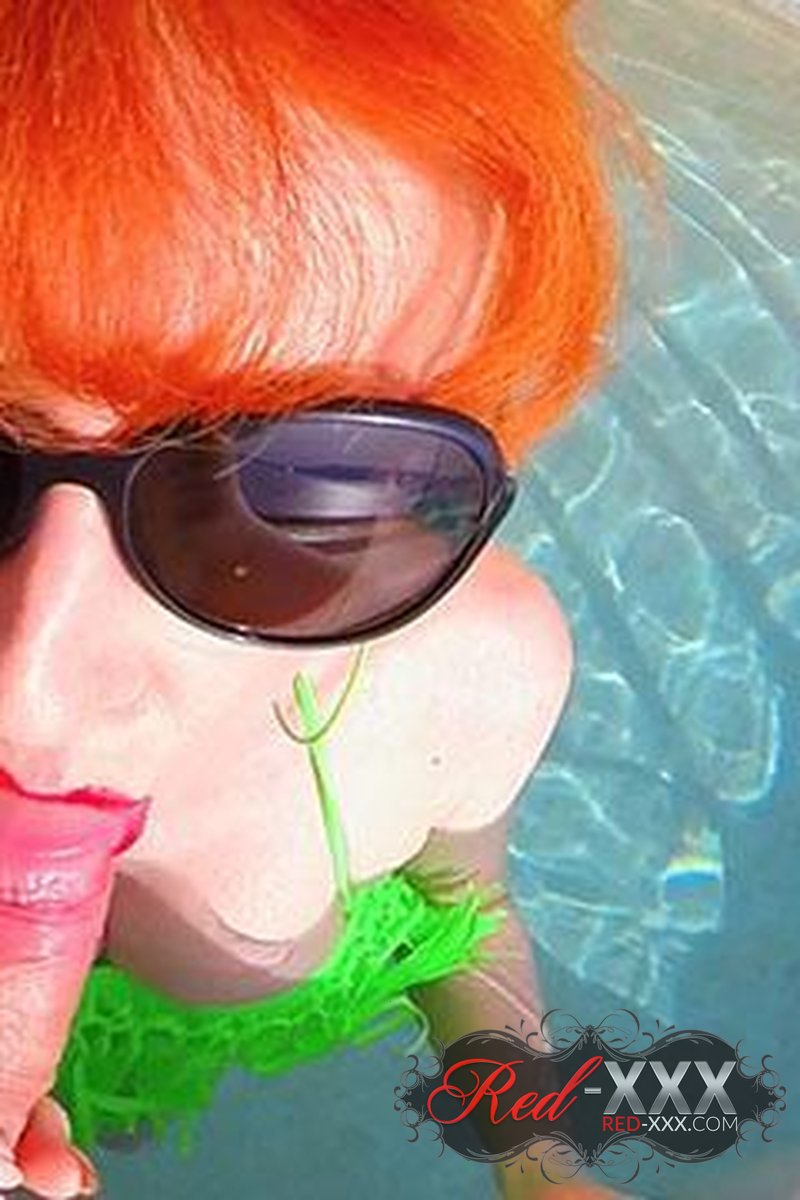 Poolside Porn! - Screenshot 1 of 4 - Blowjob
