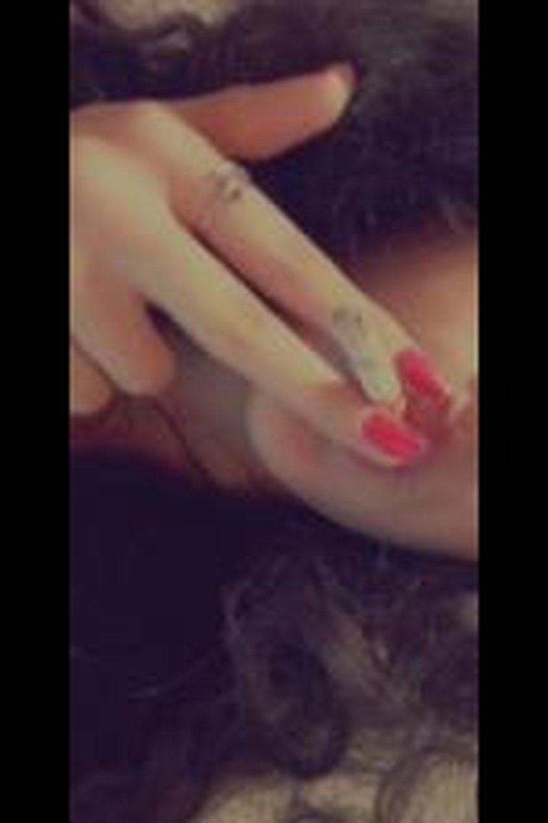 Smoking Cigs - Screenshot 1 of 4 - Beautiful